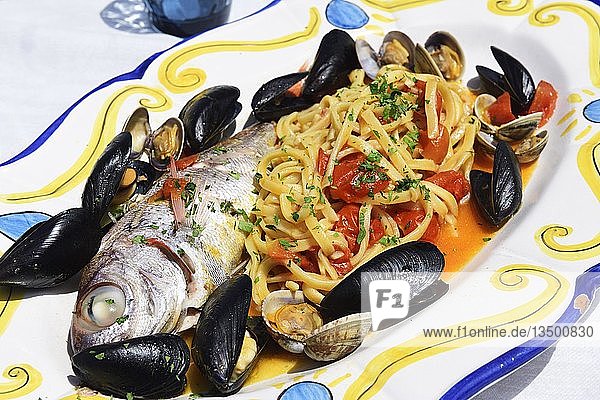 Fischteller im Restaurant Le Terrazze di Eolo  Insel Stromboli  Lipari oder Äolische Inseln  Sizilien  Italien  Europa