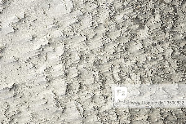 Sandverwehungen an einem Nordseestrand  Hintergrundbild