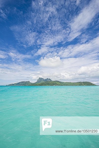 Die türkisfarbene Lagune Mont Otemanu Insel Bora Bora Französisch-Polynesien Ozeanien