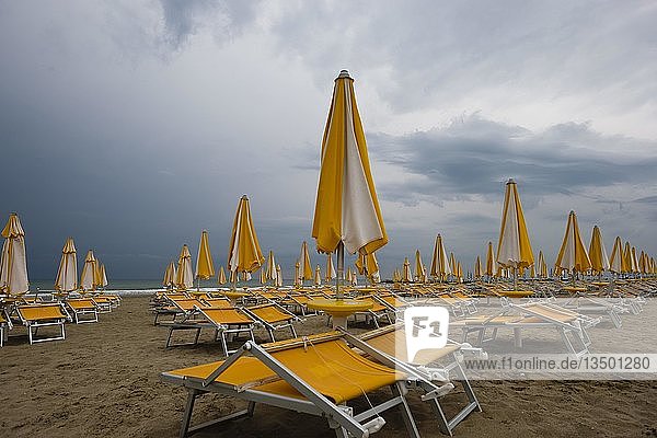 Verlassene Liegen am Strand Adria Union Lido Cavallino Treporti Veneto Italien Europa