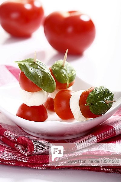 Tomate-Mozzarella-Sticks mit Basilikum