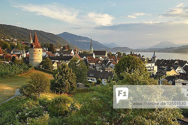 Blick vom Rosengarten am Guggi zum Zytturm  Kapuzinerturm und Kirche  Altstadt  Rigi im Hintergrund  Pilatus  Zug  Kanton Zug  Schweiz  Europa
