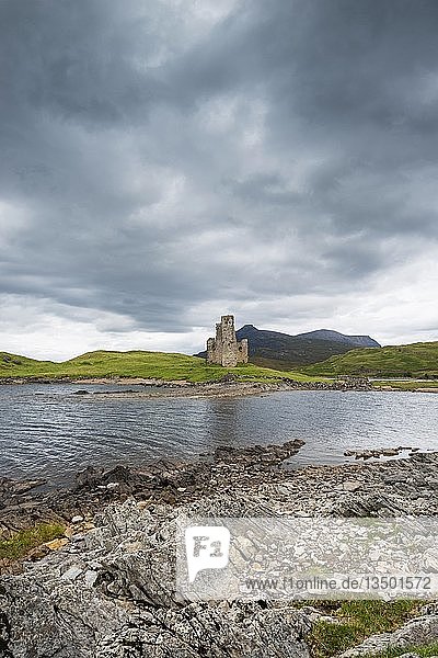 Ruinen von Ardvreck Castle auf einer Halbinsel im See von Loch Assynt  Sutherland  Schottisches Hochland  Schottland  Vereinigtes Königreich  Europa