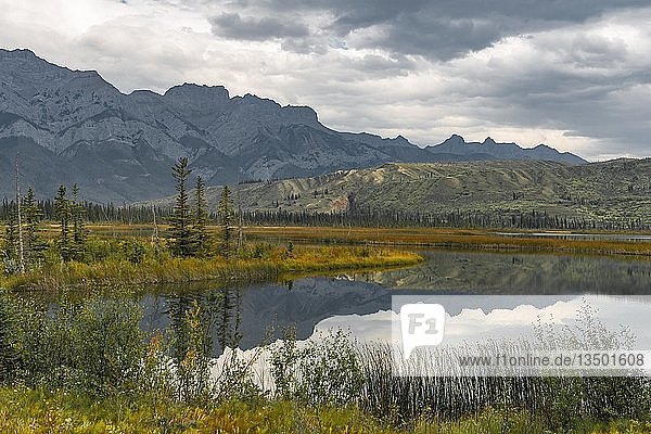 Hügelige Landschaft  die sich in einem See spiegelt  im Herbst  Talbot Lake  Jasper National Park  British Columbia  Kanada  Nordamerika