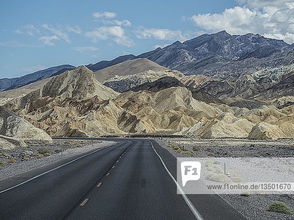 Einsame Straße durch Felslandschaft  Artists Drive  Highway 190  Death Valley National Park  Kalifornien  USA  Nordamerika