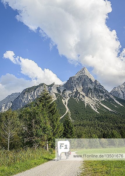 Two mountain bikers  on the cycle path Via Claudia Augusta  alpine crossing  at the back Sonnenspitze  mountain landscape  Tyrolean Alps  alpine crossing  near Ehrwald  Tyrol  Austria  Europe