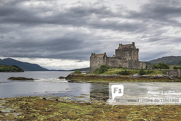 Eilean Donan Castle am Loch Duich  Dornie  Schottische Highlands  Schottland  Vereinigtes Königreich  Europa