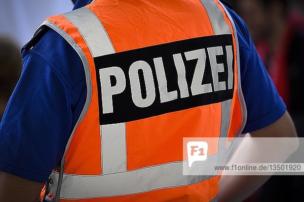 Aufschrift Polizei auf Schutzweste  Rückenansicht  Schweiz  Europa