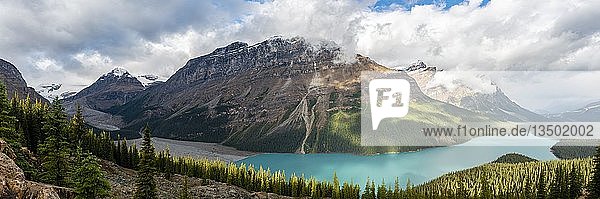 Gletschertal und Gletscher mit türkisfarbenem Gletschersee  umgeben von Wald  Peyto Lake  Rocky Mountains  Banff National Park  Provinz Alberta  Kanada  Nordamerika