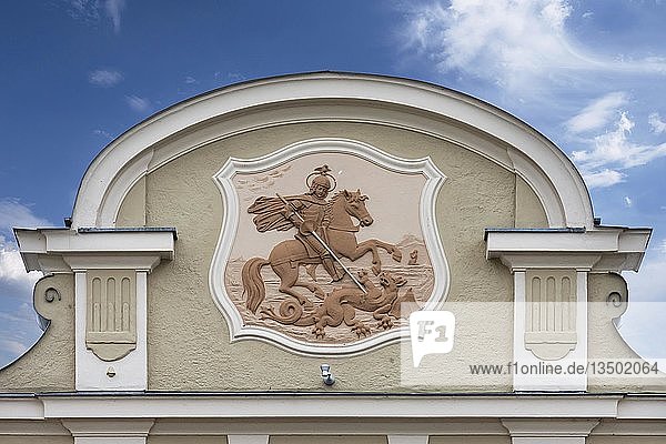 Giebel mit Relief des Hl. Georg mit Drachen  Hausfassade von 1904  Vilsbiburg  Niederbayern  Deutschland  Europa