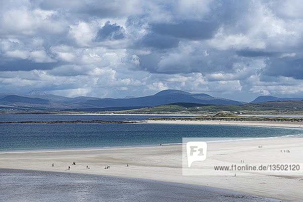 Strand bei Narin  Wolkenhimmel  Ardara  Grafschaft Donegal  Irland  Europa