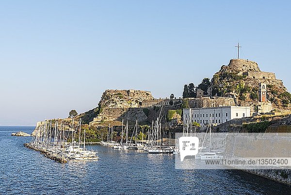 Bootshafen Mandraki  alte Festung  Kerkyra  Insel Korfu  Ionische Inseln  Griechenland  Europa