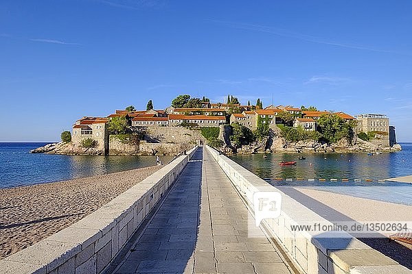 Damm zur Insel Sveti Stefan  in der Nähe von Budva  Adriaküste  Montenegro  Europa