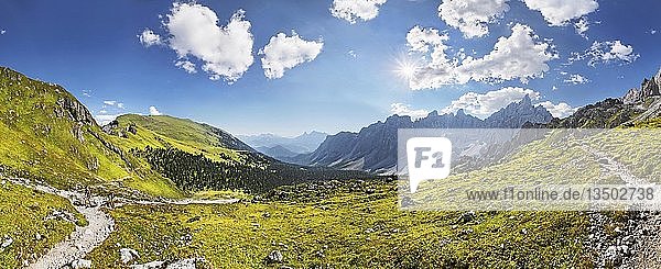 Panoramablick auf den Dolomiten-Höhenweg  der zu den Geisler Bergen und ins Gadertal oder Abteital führt  Naturpark Puez-Geisler  Provinz Bozen  Italien  Europa