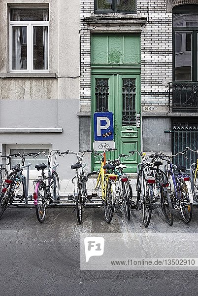 In einem Parkhaus abgestellte Fahrräder  Fahrradparken  Gent  Belgien  Europa