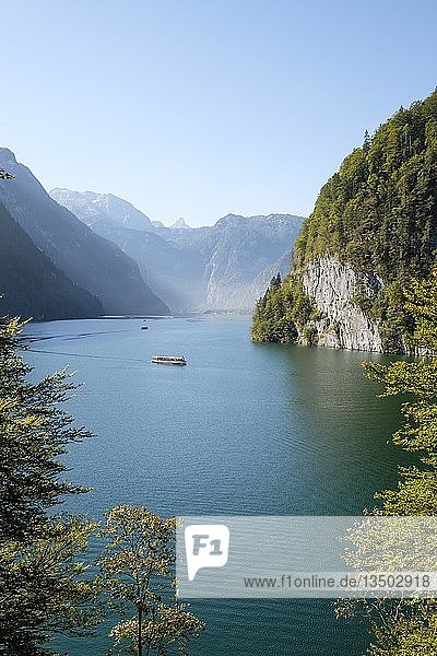 Ausflugsschiff auf dem Königssee vor Echowand Berchtesgadener Alpen Nationalpark Berchtesgaden Schönau am Königssee Oberbayern Bayern Deutschland Europa