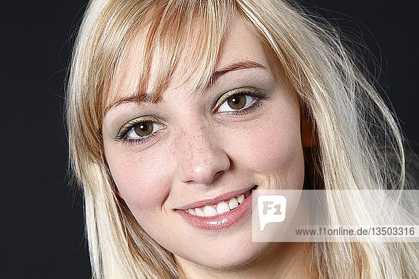 Junge  blonde Frau  19 Jahre  Porträt