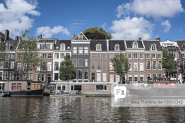 Grachtenhäuser und Hausboote auf der Amstel  Amsterdam  Nordholland  Niederlande