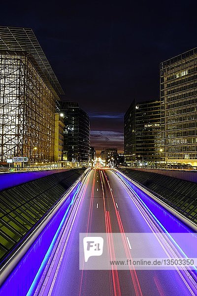 Verkehr Lichterspuren in der Rue de la Loi links Europarat rechts Europakommisionviertel Brüssel Belgien Europa