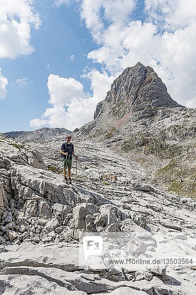 Wanderer steht auf Felsen  Funtenseetauern  Steinernes Meer  Nationalpark Berchtesgaden  Berchtesgadener Land  Oberbayern  Bayern  Deutschland  Europa