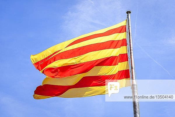 Katalanische Flagge weht im Wind  Barcelona  Katalonien  Spanien  Europa