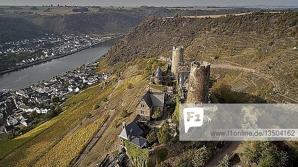Burg Thurant hoch über der Mosel bei Alken  Drohnenaufnahme  Alken  Rheinland Pfalz  Deutschland  Europa