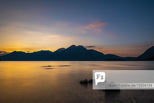 Walchensee mit Steinen im Vordergrund und Walchenseebergen im Hintergrund bei Sonnenuntergang Wallgau Bayern Deutschland Europa