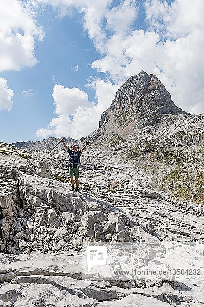 Wanderer streckt Arme in die Luft  jubelt  Funtenseetauern  Steinernes Meer  Nationalpark Berchtesgaden  Berchtesgadenener Land  Oberbayern  Bayern  Deutschland  Europa