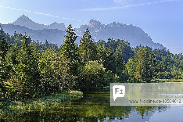 Isarstausee KrÃ¼n  Tiefkarspitze und KrwendelkÃ¶pfe im Karwendelgebirge  Werdenfelser Land  Oberbayern  Bayern  Deutschland  Europa
