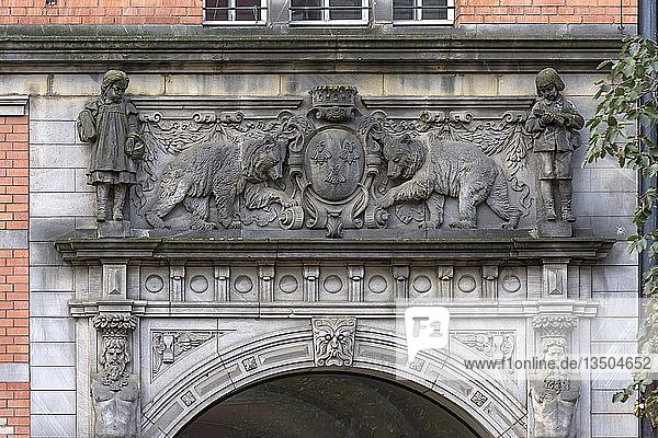 Relief über dem Haupteingang der Heinrich-Zille-Grundschule  erbaut 1901-1902  Berlin  Deutschland  Europa