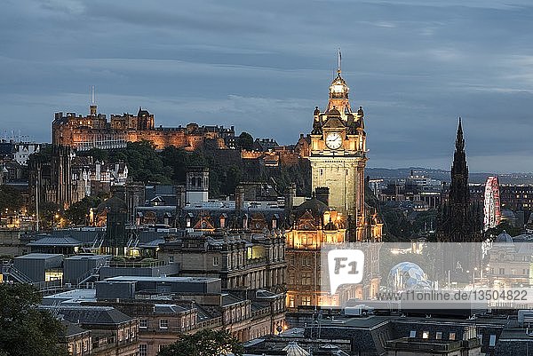 Blick auf das historische Zentrum von Edinburgh mit dem Turm des Balmoral Hotel und dem Edinburgh Castle,  Edinburgh,  Schottland,  Vereinigtes Königreich,  Europa