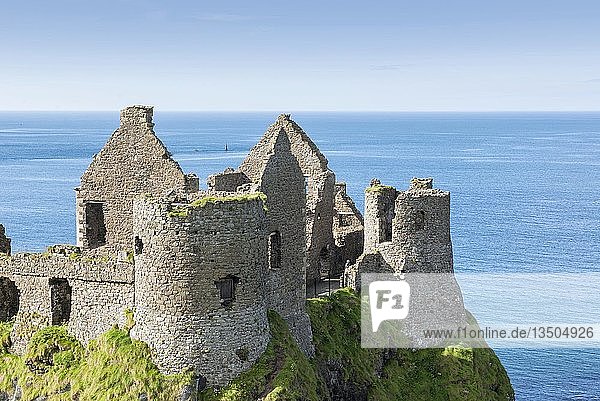 Dunluce Castle  Atlantikküste  Grafschaft Antrim  Nordirland  Vereinigtes Königreich  Europa