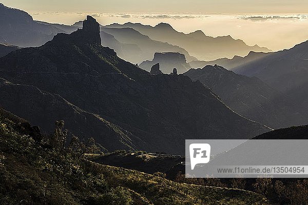 Bergsilhouetten im Gegenlicht  Abendlicht  links Wahrzeichen Roque Bentayga  Blick in den Barranco de Tejeda  Gran Canaria  Kanarische Inseln  Spanien  Europa
