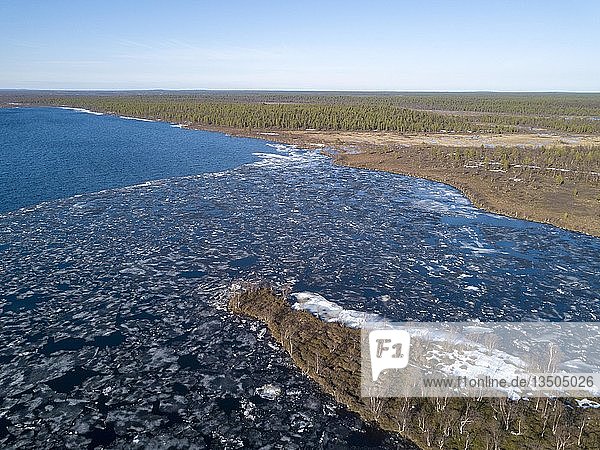 Drohnenaufnahme  Eisschollen am Inari-See mit Schneeresten im Frühling  Inari-See  Inari  Lappland  Finnland  Europa