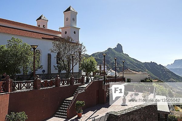 Kirche Nuestra Señora del Socorro  Tejeda  hinter dem Felsen Roque Bentayga  Barranco de Tejeda  Gran Canaria  Kanarische Inseln  Spanien  Europa