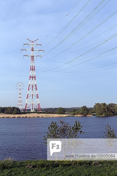 Hochspannungsleitung Elbekreuzung über die Elbe bei Hollern-Twielenfleth Lühe Altes Land Niedersachsen Deutschland Europa