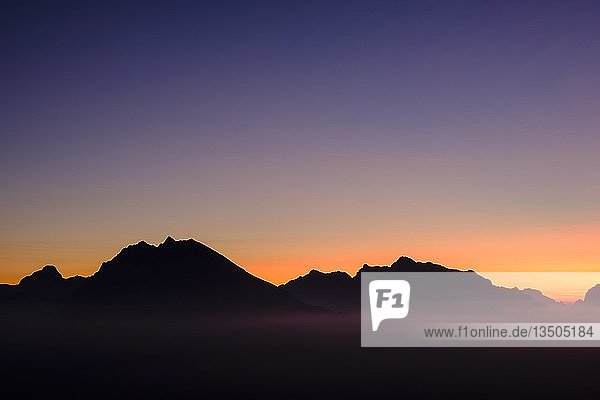 Silhuette von Watzmann und Hochkalter Abendrot Abendstimmung Berchtesgadener Alpen Nationalpark Berchtesgaden Schönau am Königsee Oberbayern Bayern Deutschland Europa