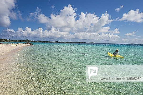 Touristin beim Kajakfahren im türkisen Wasser von Tikehau Tuamotu-Archipel Französisch-Polynesien Ozeanien