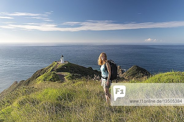 Frau steht vor dem Leuchtturm am Cape Reinga  Northland  Nordinsel  Neuseeland  Ozeanien