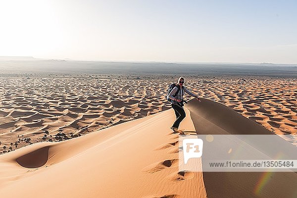Frau auf einer Sanddüne in der Wüste  Erg Chebbi  Merzouga  Sahara  Marokko  Afrika
