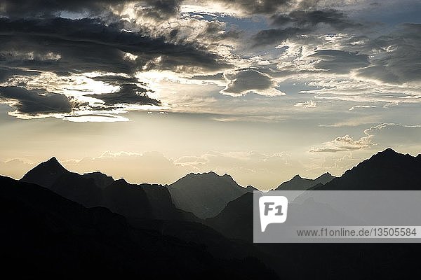 Sonnenuntergang über den Berchtesgadener Alpen links Grosser Hundstod mitte Hocheisspitze rechts Watzmann Nationalpark Berchtesgaden Berchtesgadener Land Bayern Deutschland Europa