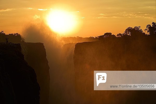 Victoriafälle im Dunst  bei Sonnenuntergang Simbabwe  Afrika