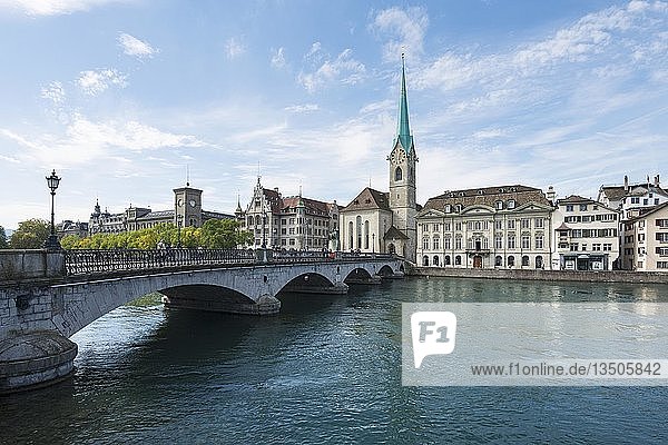 Münsterbrücke über die Limmat mit Fraumünsterkirche und Altstadtpromenade  Zürich  Kanon Zürich  Schweiz  Europa