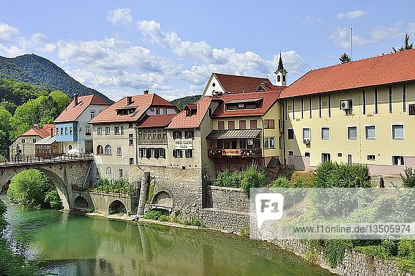 Stadtansicht Skofja Loka mit Gebäuden aus dem 14. Jahrhundert und der Kapuzinerbrücke über den Fluss Sora  Skofja Loka  Gorenjska  Slowenien  Europa