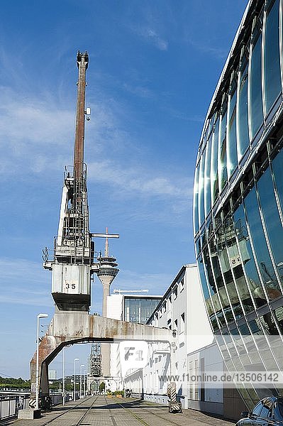 Alter Pier mit Hafenkran im Medienhafen Düsseldorf Nordrhein-Westfalen Deutschland Europa