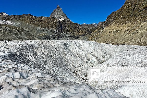 Breite Gletscherspalte auf dem Gornergletscher  dahinter das Matterhorn  Zermatt  Wallis  Schweiz  Europa