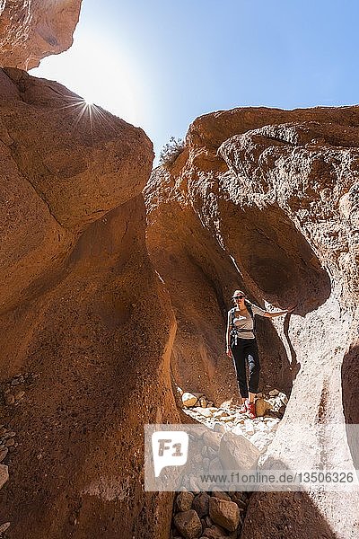 Junge Wanderin in einer engen Sandsteinschlucht  Sonnenreflex  Dades-Tal  Marokko  Afrika