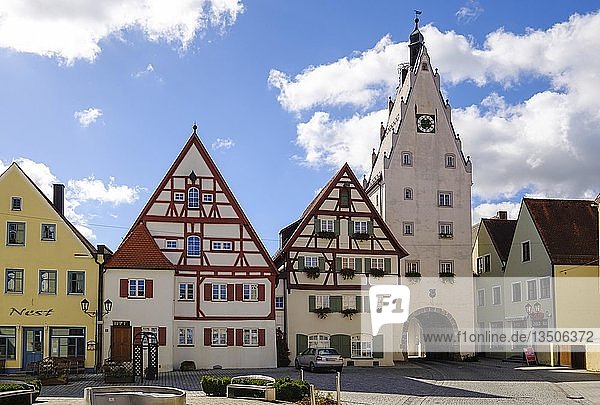 Marktplatz und Oberes Tor  Monheim  Landkreis Donau-Ries  Schwaben  Bayern  Deutschland  Europa