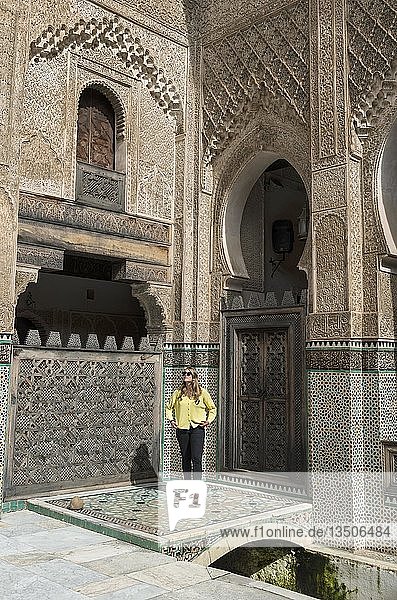 Tourist im Innenhof  Madrasa Bou Inania  Madrasas  arabische Ornamentik  Fes  Marokko  Afrika