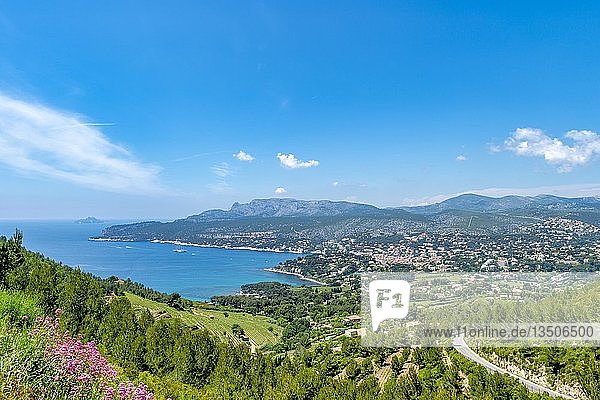 Küste und Bucht Steilküste Falaises Route de Crétes Cassis Provence-Alpes-Côte d'Azur Frankreich Europa